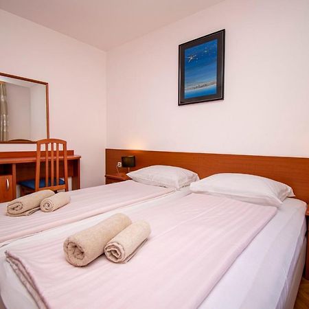 Holiday Apartment 50M From The Beach Pjescana Uvala Exterior photo