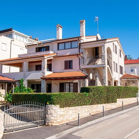 Holiday Apartment 50M From The Beach Pjescana Uvala Exterior photo