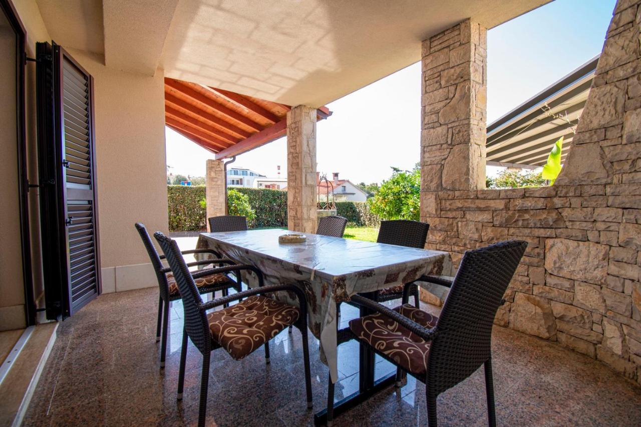 Holiday Apartment 50M From The Beach Pjescana Uvala Exterior photo