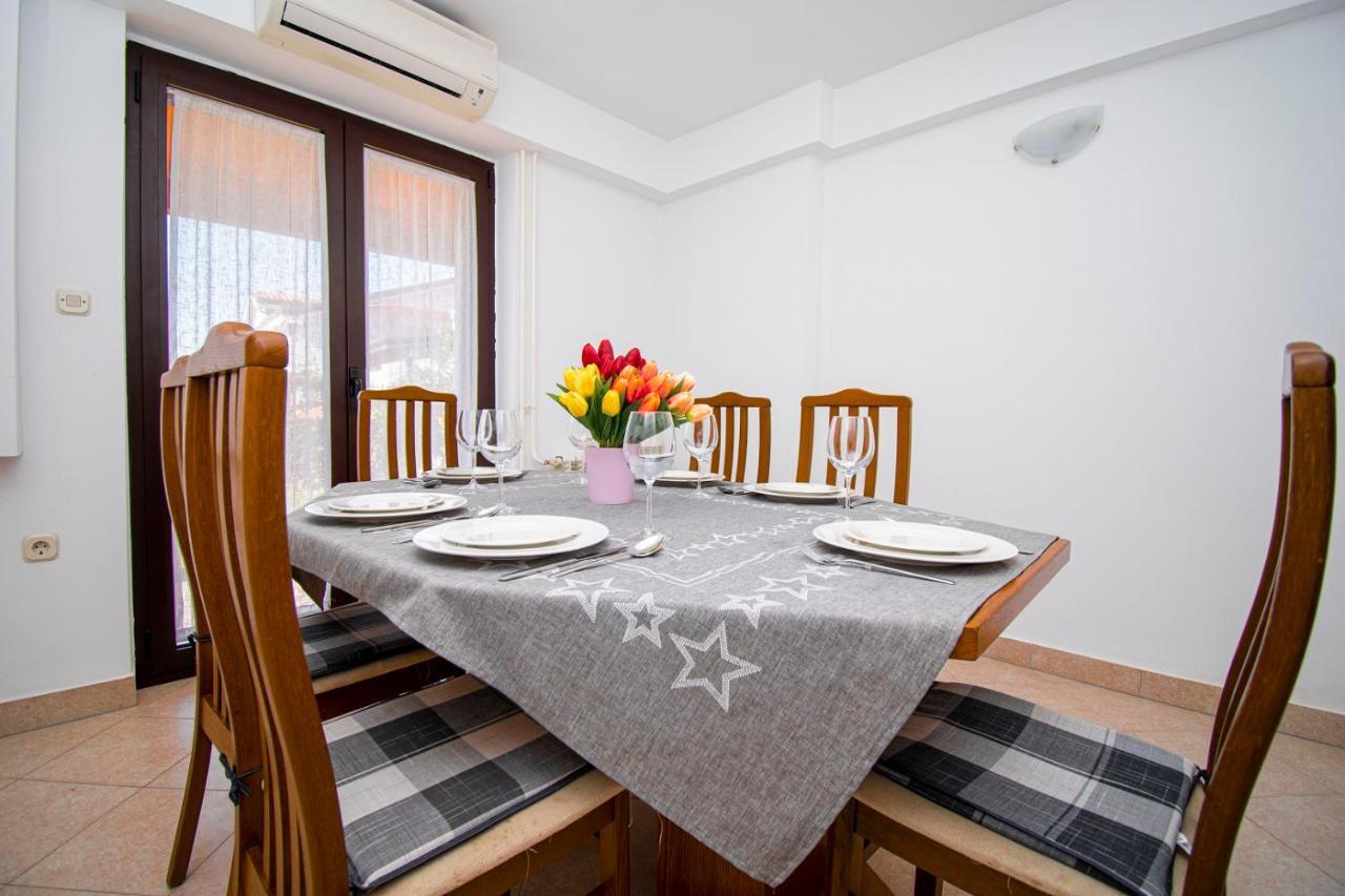 Holiday Apartment 50M From The Beach Pjescana Uvala Exterior photo