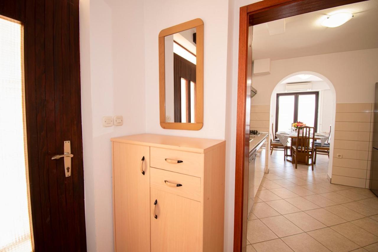 Holiday Apartment 50M From The Beach Pjescana Uvala Exterior photo