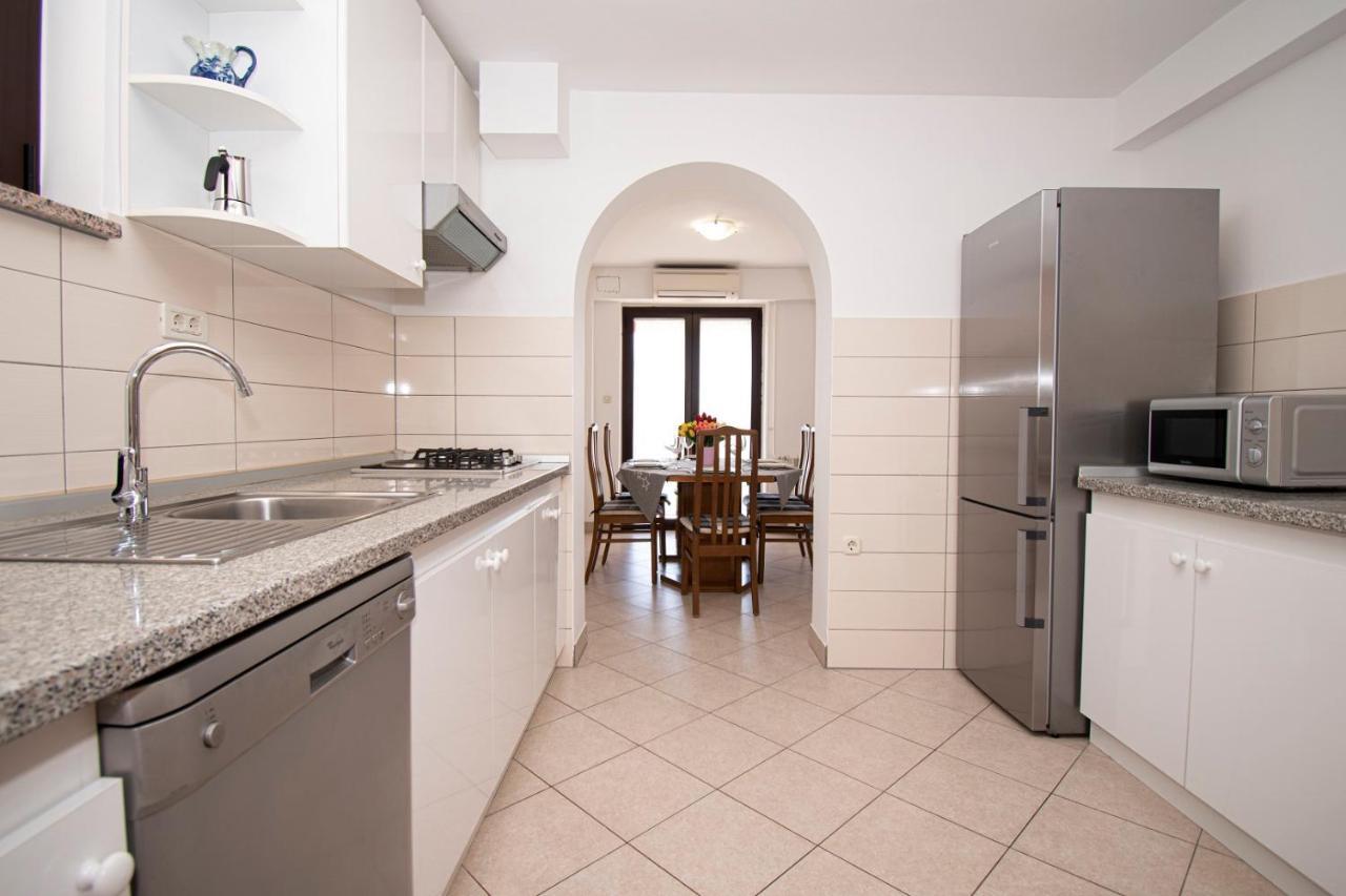 Holiday Apartment 50M From The Beach Pjescana Uvala Exterior photo
